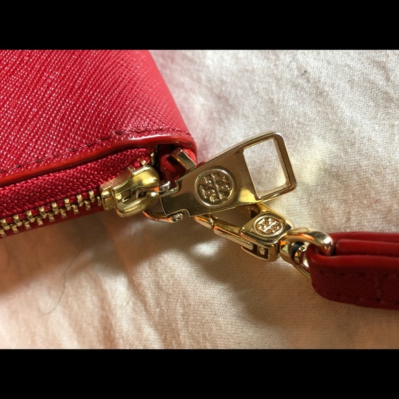 NWOT Tory Burch Robinson Passport Wallet - Picture 4 of 4